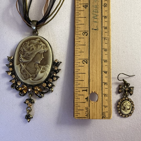 NWOT - Shemoni Fashion Brassy Cameo Ribbon Necklace & Matching Bow Earrings - Picture 8 of 8